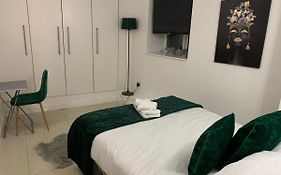 Town Centre Getaway Free Parking And Private Decking